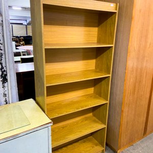 Lote siguiente: Estantería de madera de 5 niveles