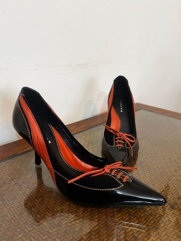 Zapatos Schütz Charol Negro y Naranja Taco Aguja Talle 38 - imagen 1