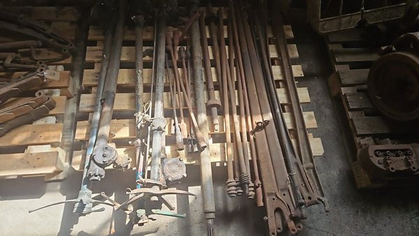 Lote de Piezas Varias para Ford y Chevrolet: Columnas, Ejes y Barras de Dirección