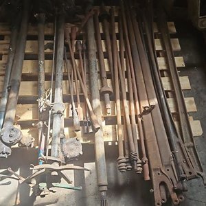 Lote siguiente: Lote de Piezas Varias para Ford y Chevrolet: Columnas, Ejes y Barras de Dirección