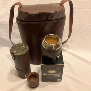 Set Matero Uruguayo Artesanal de Cuero con Mate y Yerbera - imagen 3