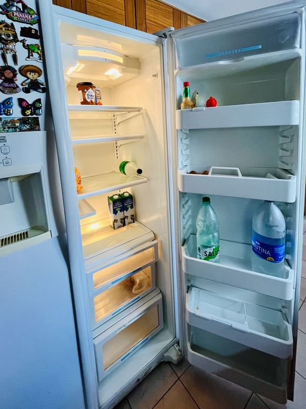 Gran heladera marca White Westinghouse con freezer 2 puertas - imagen 4
