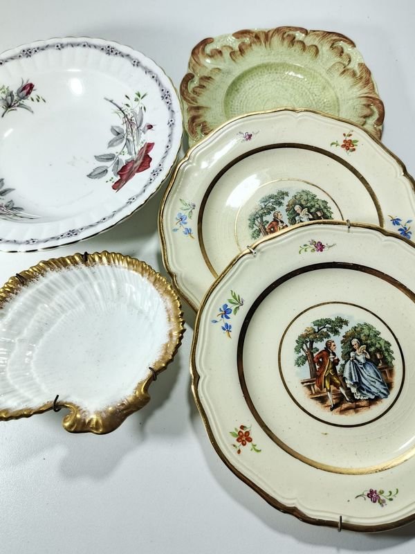 Lote de 5 Platos Antiguos de Porcelana con Detalles Pintados y Sellos "ENGLAND" - imagen 1