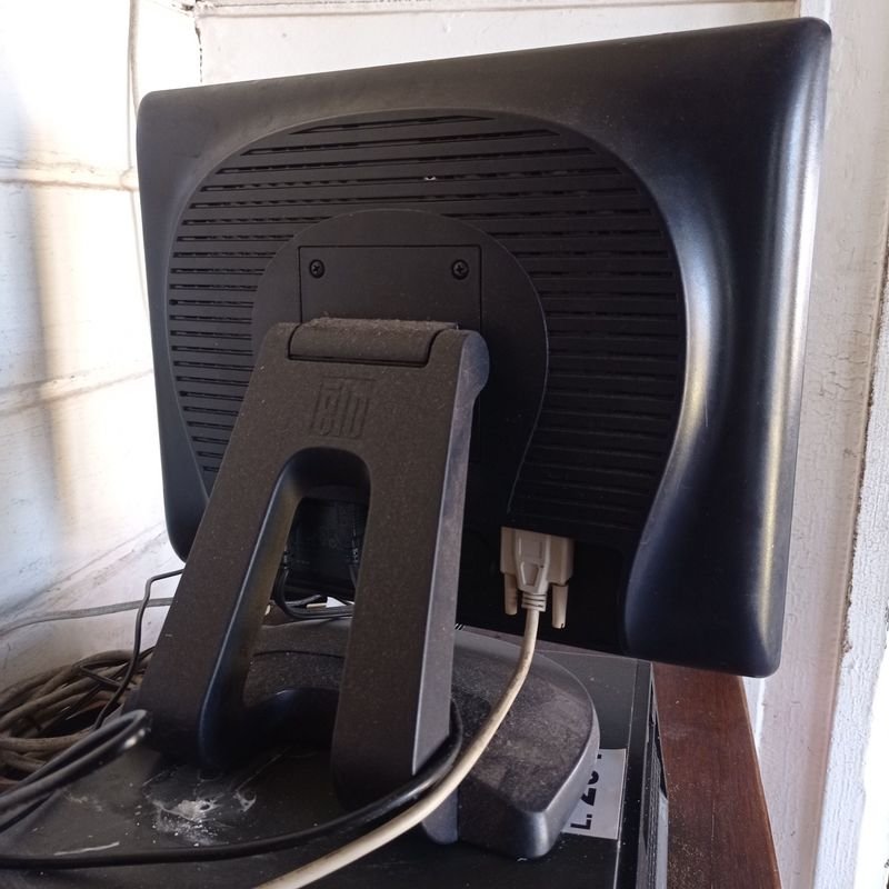 Computadora de torre Lenovo + Monitos Elo y Teclado - imagen 3