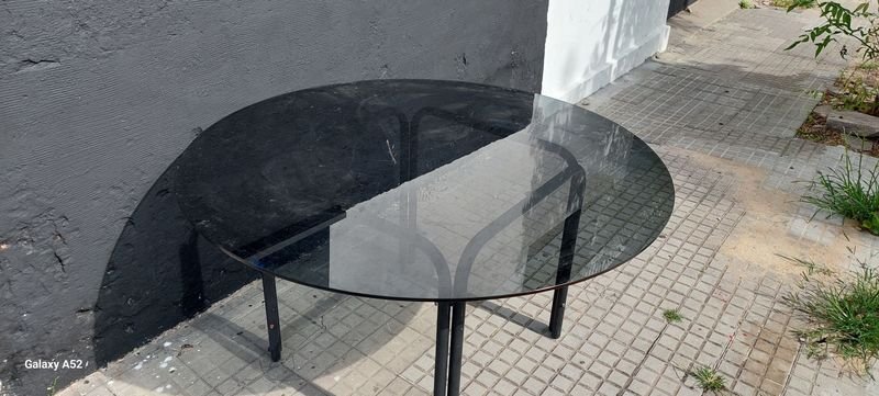 Mesa de comedor con base de hierro y tapa de cristal circular - imagen 2
