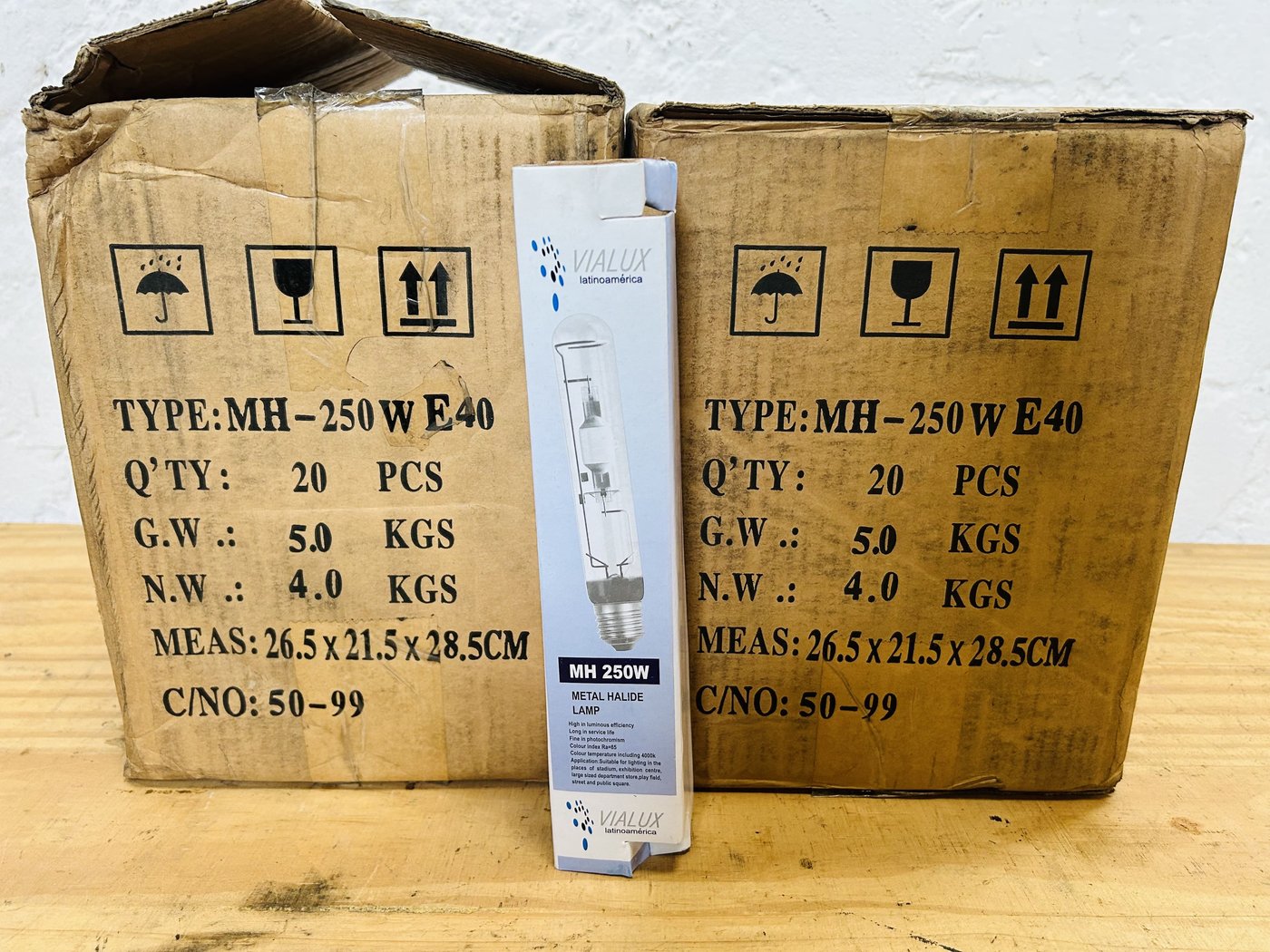 Lote #083 – Dos cajas de bombitas de luz Vialux 250W, cada caja contiene 20 unidades