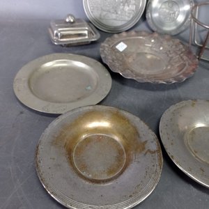 Lote de 8 piezas en platina y peltre: plato decorativo, salsera, canasto y más - imagen 3