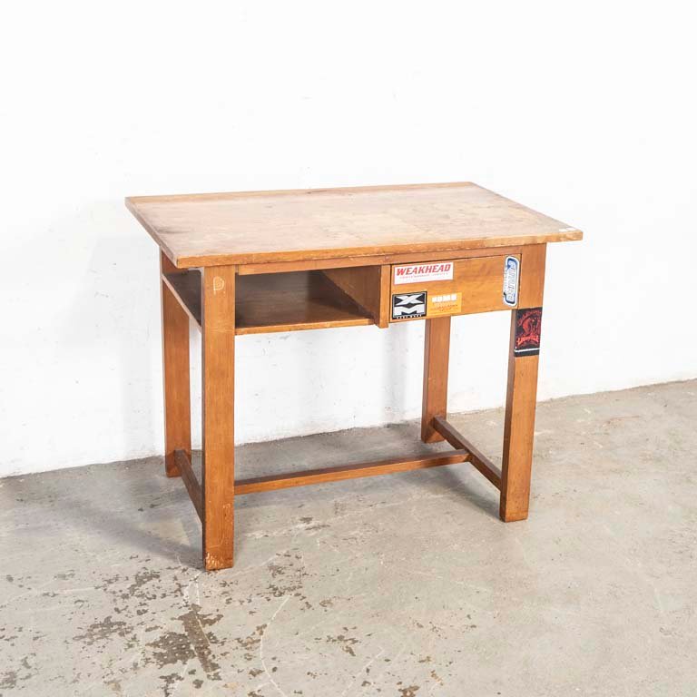 Lote siguiente: Escritorio de madera con cajón para lustrar