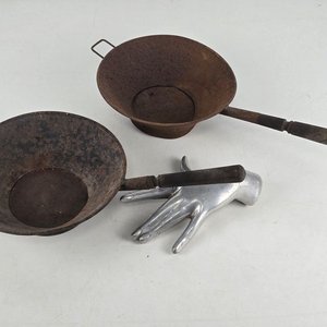 Lote siguiente: Par de Coladores Antiguos de Metal con Mango de Madera