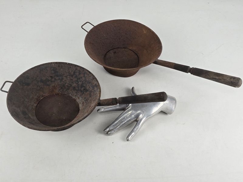Par de Coladores Antiguos de Metal con Mango de Madera