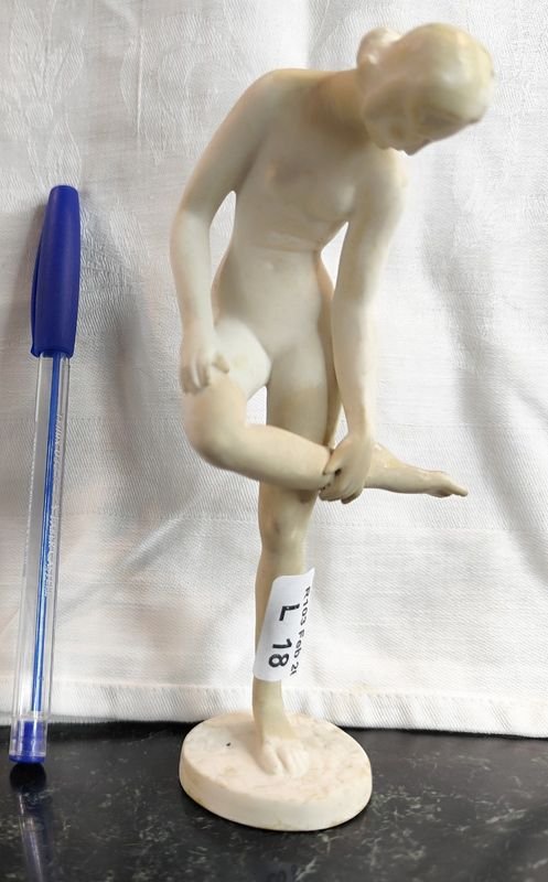 Pequeña figura alemana Hutschenreuther de mujer desnuda en biscuit - imagen 1