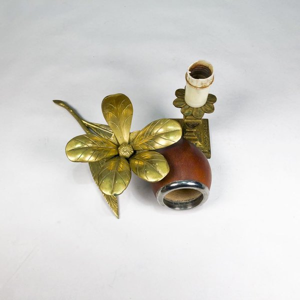 Lámpara de Mesa en Bronce con Detalle de Flor y Mate - imagen 1
