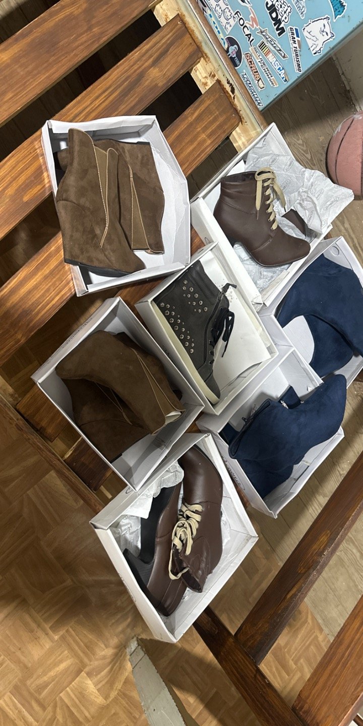 Lote siguiente: Calzado en Venta - Ropa y Accesorios
