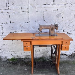 Lote anterior: Máquina de Coser Singer Antigua con Mueble de Madera