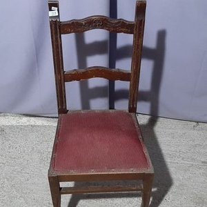 Silla de Madera con Asiento Tapizado en Tela Roja - imagen 2