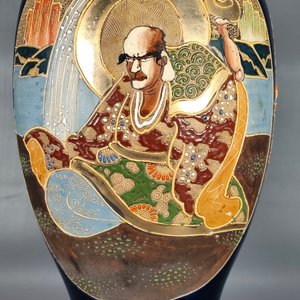 Jarrón Satsuma Azul con Diseño en Relieve y Figuras Orientales - 31.5 cm - imagen 7
