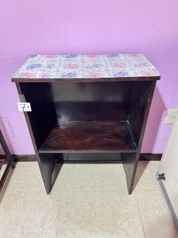 Mueble de madera con diseño floral - imagen 2