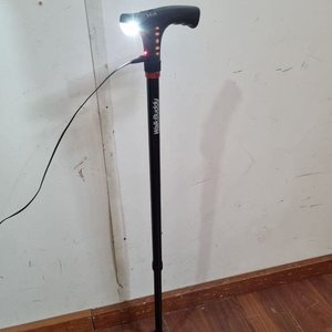 Bastón Plegable WalkBuddy con Luz LED y Base de Cuatro Apoyos - imagen 2