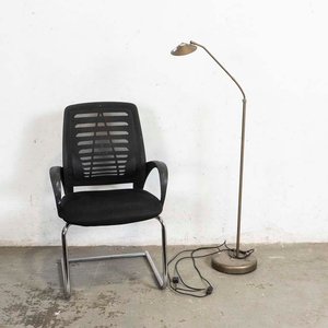 Lote anterior: Lámpara de Pie y Sillón Fijo de Oficina Negro