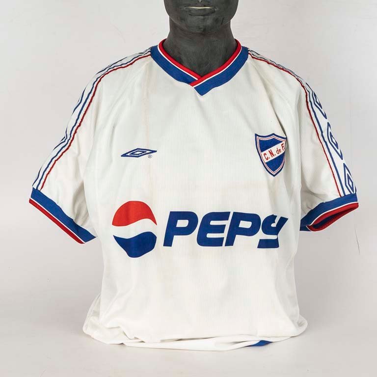 Lote anterior: Camiseta de Nacional oficial de tienda marca UMBRO N°10 modelo utilizado en los años 2001/02