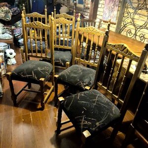 Juego de 6 Sillas de Madera Torneada y Tallada con Tapizado Negro - imagen 3