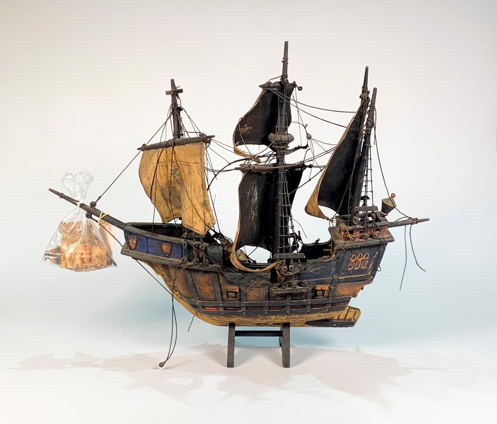 Maqueta de Carabela Antigua de Tres Mástiles en Madera