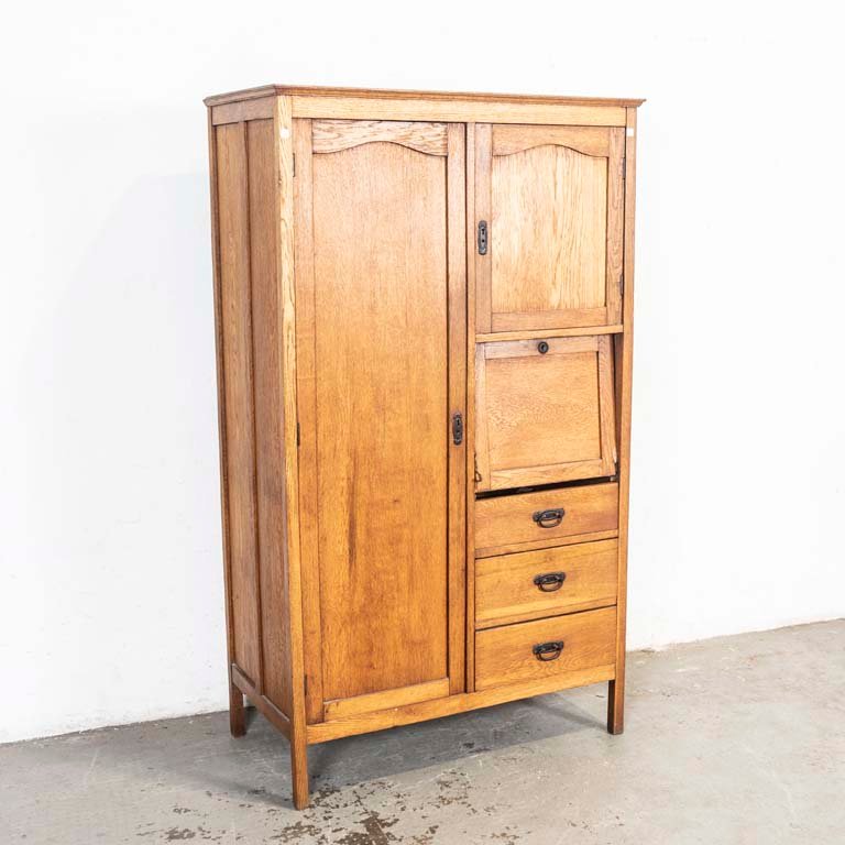 Lote siguiente: Ropero de roble con tres puertas y tres cajones