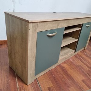Mueble de arrime bajo en melamina, verde y símil madera, con estantes y puertas - imagen 3