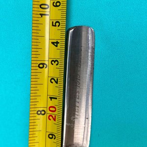 Solingen. Modelo " Tennis " Made in Germany. Usable. En su mango tiene la inscripción posiblemente incrustado en plata la palabra tenis con 2 raquetas dibujadas. Conserva su estuche original en madera con tapa más el asentador en cuero. - imagen 9