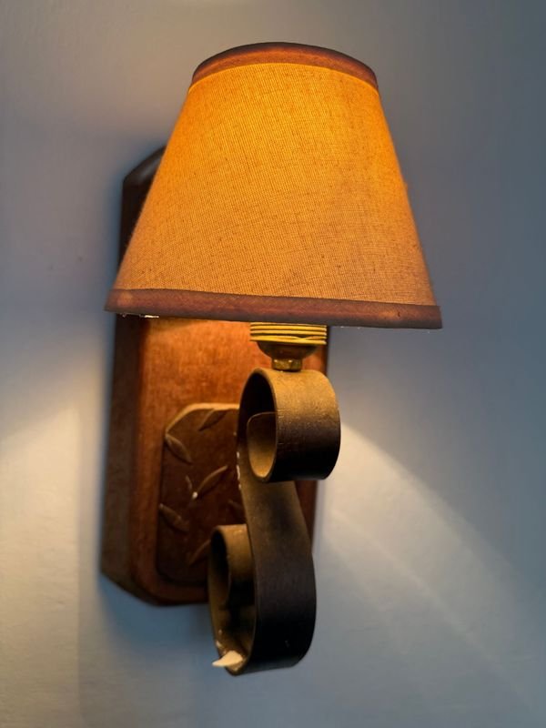 Lámpara de Pared Rústica en Madera y Hierro Forjado
