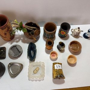 Lote de Adornos Varios: Ceniceros, Bandejas Tejidas y Más - imagen 1