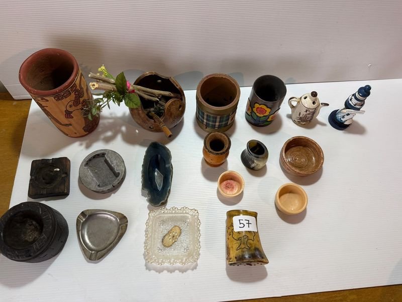 Lote de Adornos Varios: Ceniceros, Bandejas Tejidas y Más