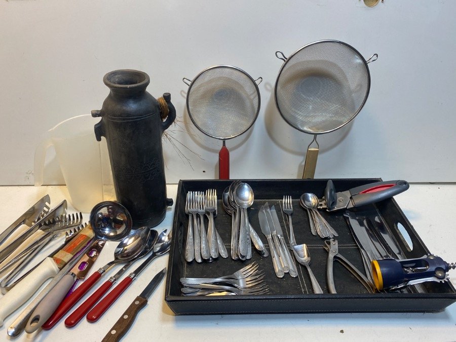 Lote de Cubiertos y Bazar de Cocina: 62 Cubiertos, Coladores, Jarra y Utensilios Varios