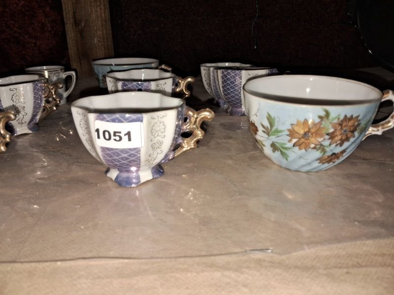 Lote de 9 tazas de café de colección con diseños florales y dorados - imagen 2