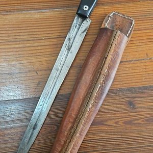 Lote anterior: Cuchillo de Hoja Larga con Funda de Cuero