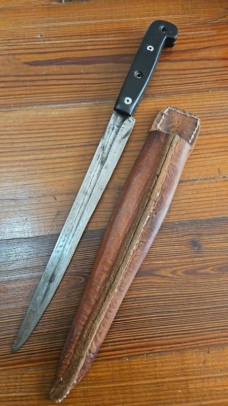 Cuchillo de Hoja Larga con Funda de Cuero