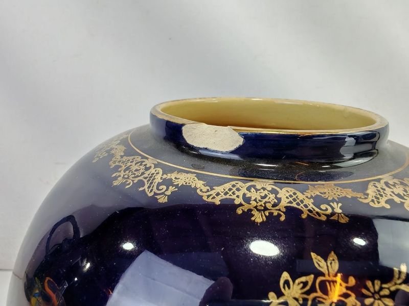 Vaso de porcelana azul cobalto con diseño floral - imagen 4