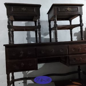 Lote anterior: Cómoda antigua de madera con dos mesas de luz a juego
