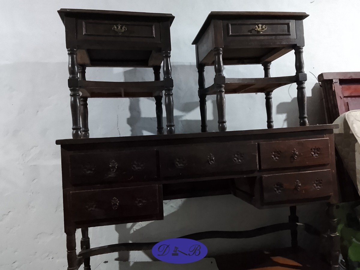 Cómoda antigua de madera con dos mesas de luz a juego