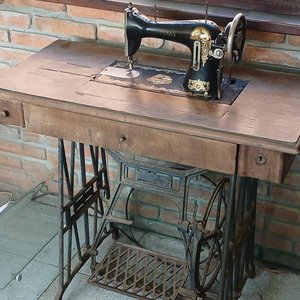 Lote siguiente: Máquina de Coser Antigua Marca "HAAS" Completa con Mueble