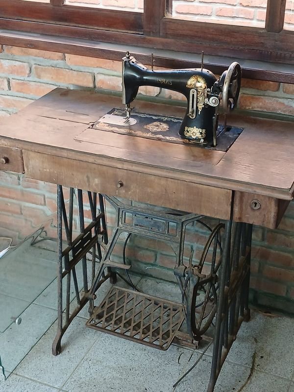 Máquina de Coser Antigua Marca "HAAS" Completa con Mueble