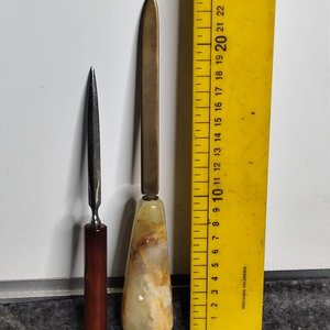 Lote anterior: Dos Abrecartas con Mangos de Piedra y Bronce