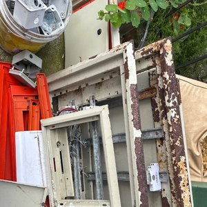 Lote siguiente: Caja Eléctrica Metálica y Componentes Varios