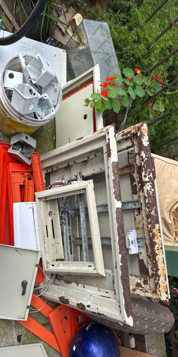 Caja Eléctrica Metálica y Componentes Varios