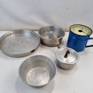 Lote siguiente: Lote de 5 Utensilios de Cocina Rochedo: Asadera, Savarín, Jarra, Cazo y Olla