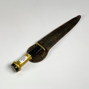 Lote anterior: Daga Antigua con Cabo de Bronce y Pasta Negra, Hoja Oxidada y Vaina de Cuero