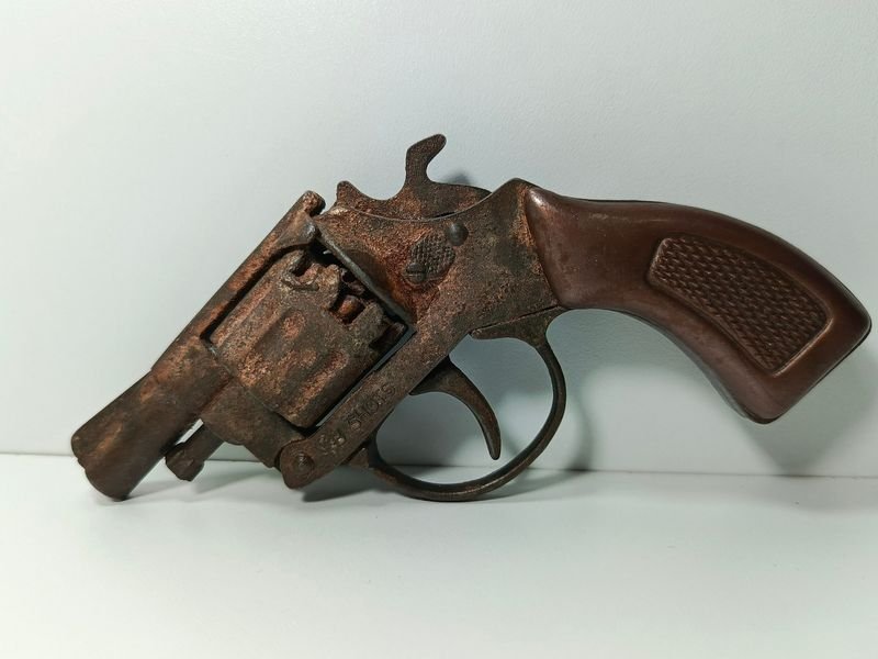 Lote anterior: Antiguo juguete revolver de hierro y plástico duro