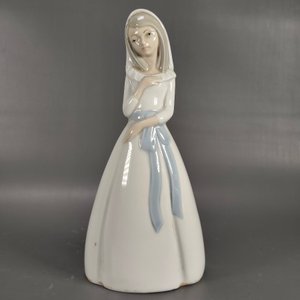 Lote siguiente: Figura de Porcelana Española "Juanita" de M. Requena