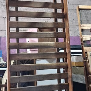Lote siguiente: Cama 1 plaza pesada buena madera