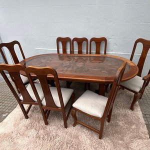 Juego de Comedor: Mesa Oval de Madera Tallada con Tapa de Vidrio y 8 Sillas - imagen 2